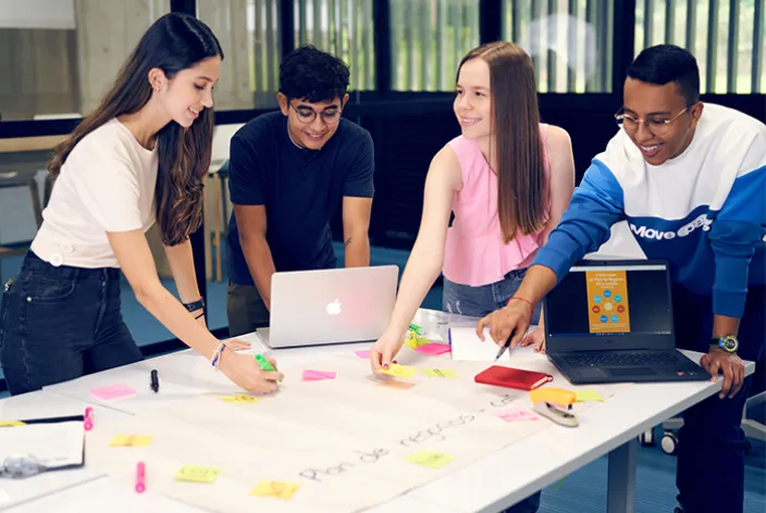 Bachillerato Internacional (IB) Bachillerato Internacional (IB)