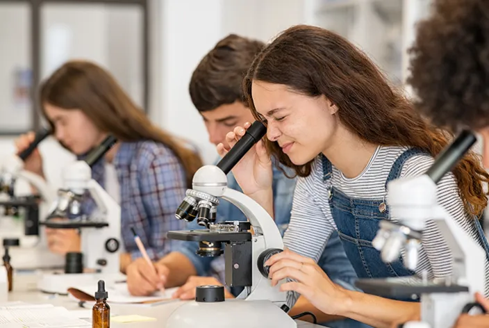 Permite al estudiante comprender los procesos celulares a partir de las dimensiones Química, Bioquímica, Celular y Molecular para lograr la adecuada fundamentación conceptual del sistema biológico humano.