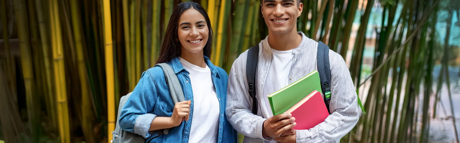 Con el Premédico de la Javeriana Cali puedes vivir una experiencia real en el mundo de la salud antes de empezar tu carrera. Joven mujer y hombre en el campus universitario de la Javeriana Cali, realizando asignaturas del Premédico