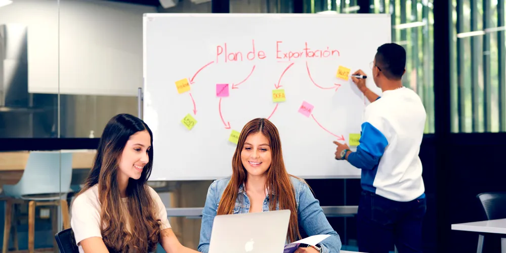 Estudiantes de negocios internacionales en el campus de la Javeriana Cali