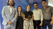 Gala de Egresados de Derecho fue un emotivo reencuentro de abogados javerianos   El campus de la Javeriana Cali fue el lugar escogido para reunir, el pasado 21 de noviembre, a varias generaciones de egresados del programa de Derecho, que se reencontraron para destacar la trayectoria de la carrera y recibir reconocimientos en agradecimiento al liderazgo, compromiso y trayectoria de las personas y entidades que han contribuido notablemente al desarrollo del programa. 