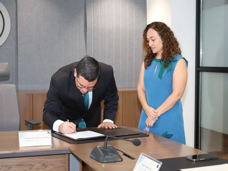 De izquierda a derecha: Pablo Rubén Vernaza, secretario general y Natalia Cadavid Ruiz, directora del Departamento de Ciencias Sociales.