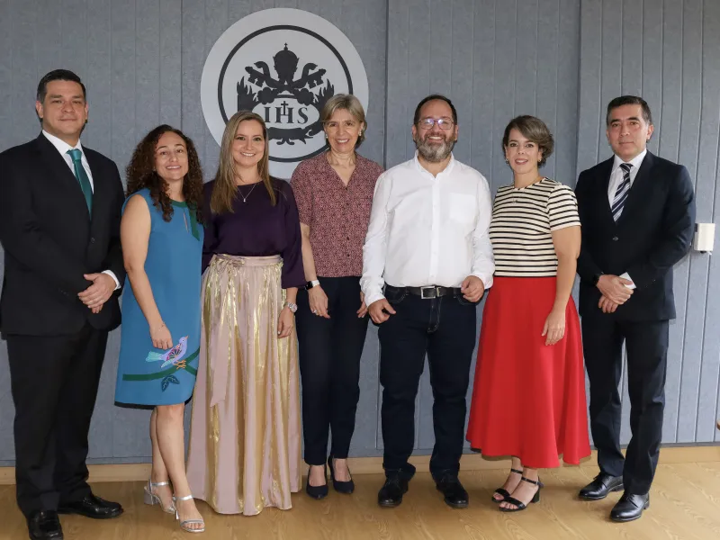 De izquierda a derecha: Pablo Rubén Vernaza, secretario general; Natalia Cadavid, directora Departamento de Ciencias Sociales; Tatiana Rojas, directora Doctorado en Psicología; Ingrid Schuler, vicerrectora académica; Alejandro Sánchez, director Programa de Ciencia Política; Andrea Sánchez, directora Programa de Derecho; y Carlos Echeverry, decano encargado Facultad de Humanidades y Ciencias Sociales.