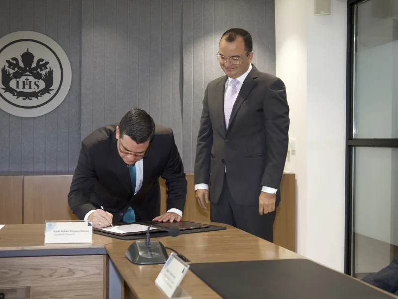 De izquierda a derecha: Pablo Rubén Vernaza, secretario general y Jorge Enrique Álvarez Patiño, director de Posgrados de la Facultad de Ingeniería y Ciencias.