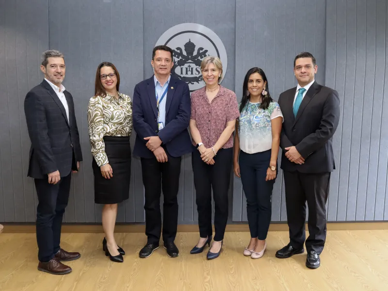 De izquierda a derecha: Fabian Fernando Osorio, Decano Facultad de Ciencias Económicas y Administrativas; María Fernanda Arenas, directora Departamento de Gestión de las Organizaciones; Ricardo Castaño, director Departamento de Mercadeo y Negocios; Ingrid Schuler, vicerrectora académica; Lya Paola Sierra, directora Departamento de Economía y Finanzas; y Pablo Rubén Vernaza, secretario general.