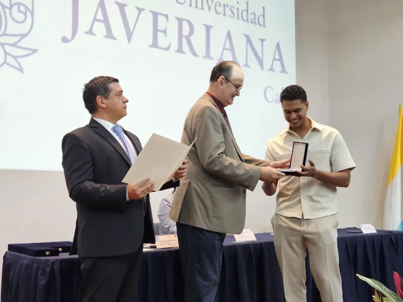 Cruz San Pedro Claver: 25 estudiantes reconocidos por sus calidades humanas y espíritu javeriano Cruz San Pedro Claver: 25 estudiantes reconocidos por sus calidades humanas y espíritu javeriano